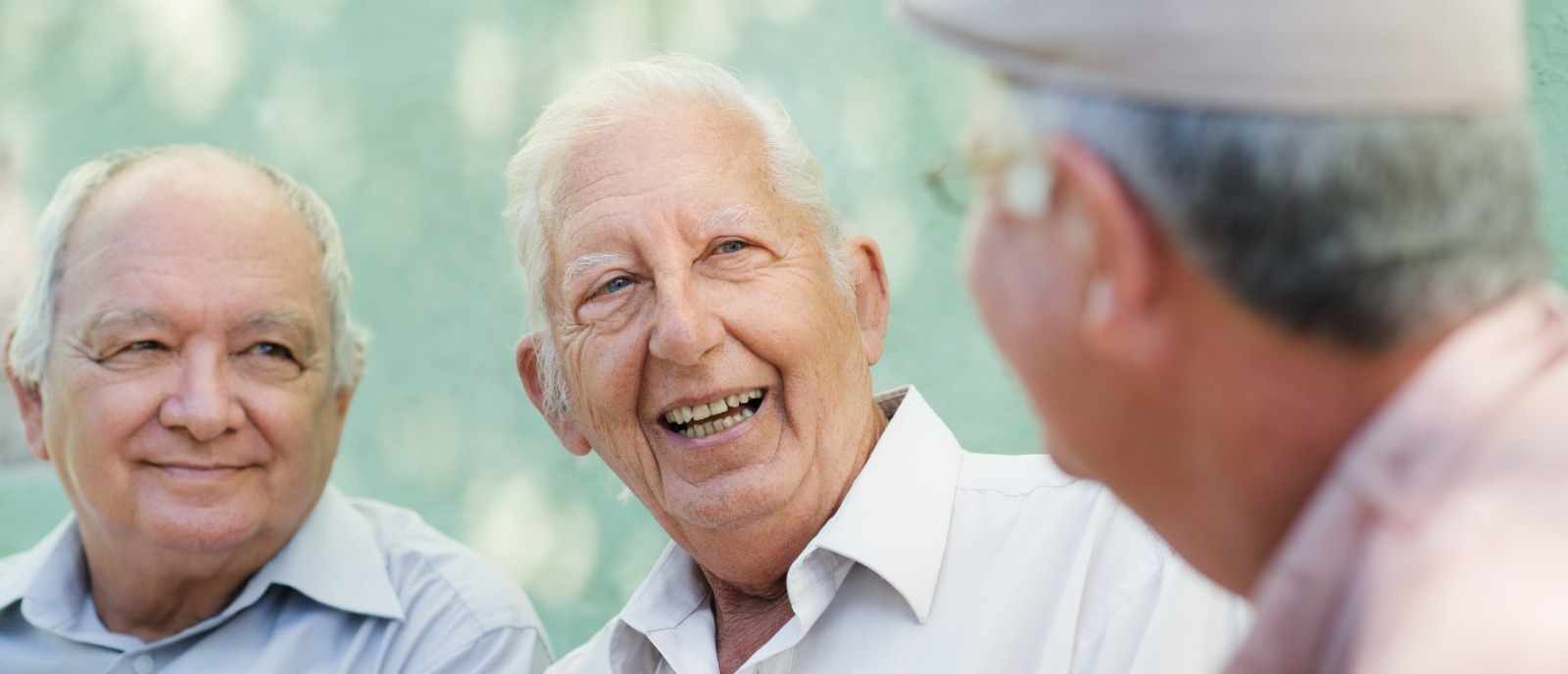 Bluetooth Hearing Aids for Seniors – Easy Volume Control with Phone and TV Connectivity Senior using Bluetooth hearing aids with phone and TV for easy volume control